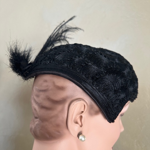 FASCINATING 1950s\' BLACK FABRIC JULIET CAP WITH UNIQUE FEATHER/CRIN TRIM